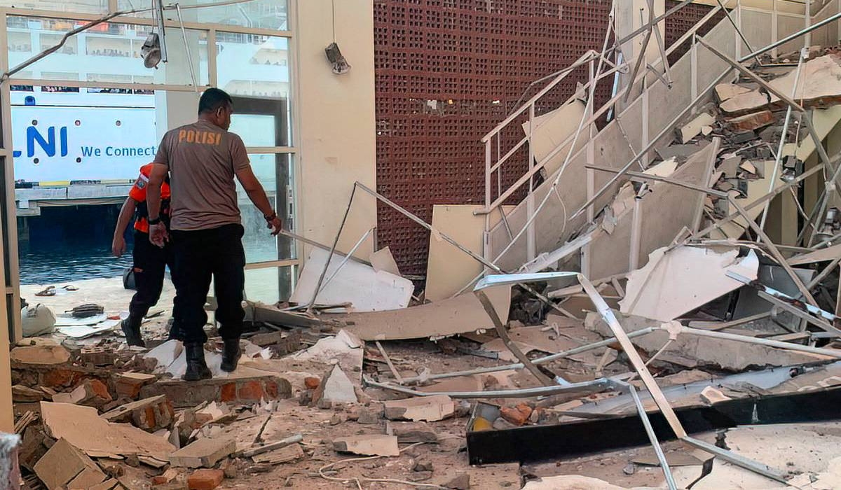 Indonesia Earthquake Death Toll Climbs as Rescuers Search Flores for Survivors